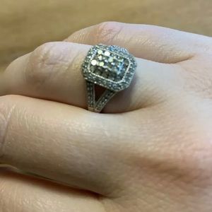 10k White Gold and Diamond Right Hand Ring